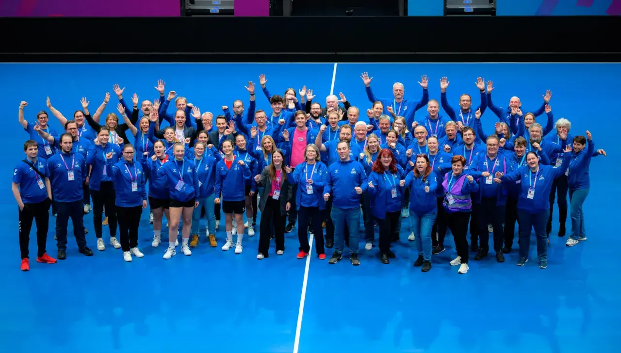 Die Volunteers jubeln in die Kamera