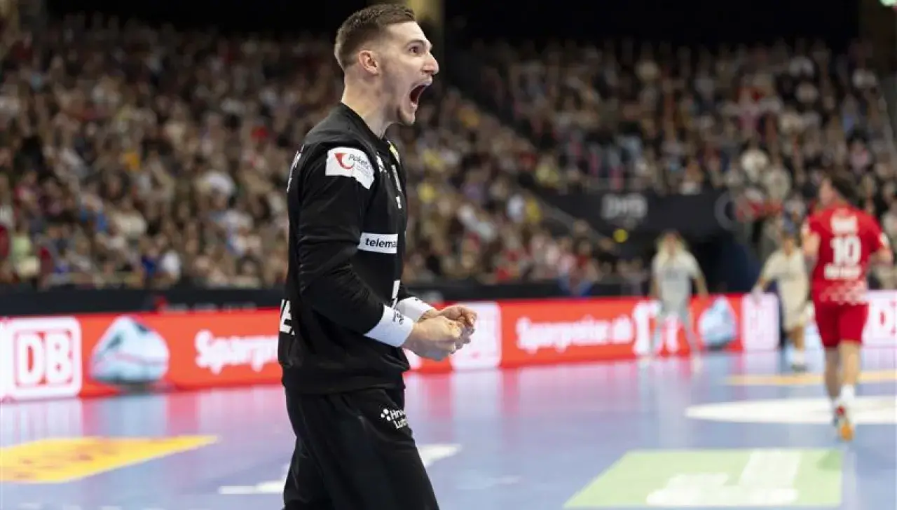 Handballtorhüter Dominik Kuzmanovic jubelt.