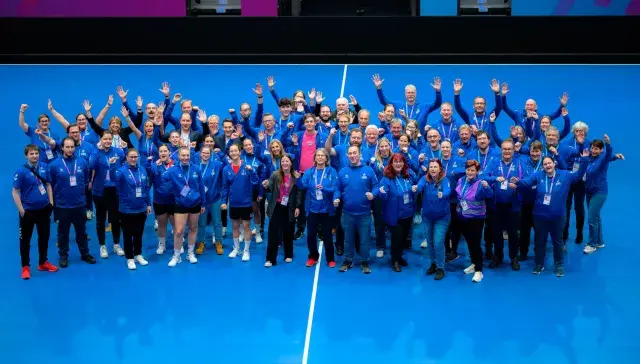 Die Volunteers jubeln in die Kamera